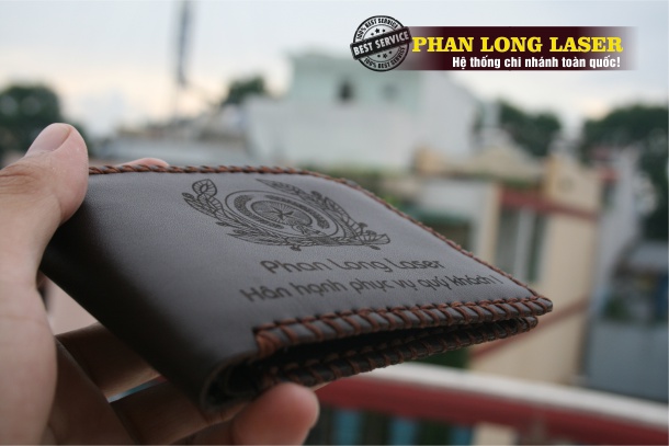 Ví da nam khắc tên handmade tại Quận Cầu Giấy và Hoàn Kiếm Ví Da Nam bằng da bò thật 100% Khắc tên, hàng thủ công giá rẻ